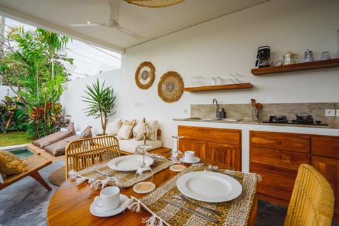 Basic Villa, 1 King Bed | Dining