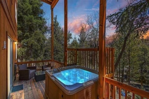 ✨ Unwind in the private hot tub at this Big Bear cabin, a luxury cabin designed for the ultimate mountain getaway - relaxing under the stars.