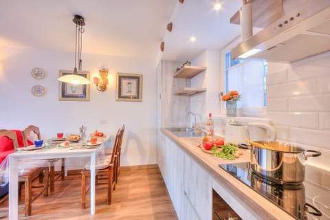 Family Apartment, Multiple Bedrooms (Chalet Charmant) | Private kitchen | Fridge, oven, stovetop, dishwasher