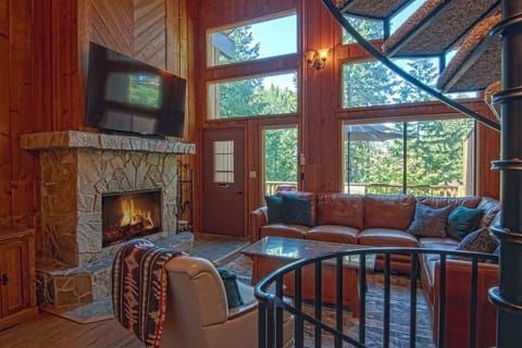 Comfortable Living room with fireplace