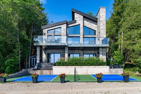Welcome to Bayview Oasis, a stunning luxury lake house located on the tranquil shores of Georgian Bay