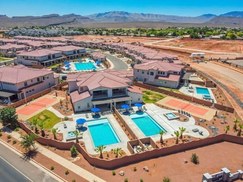 TWO POOLS, TWO SPORT COURTS, TWO HOT TUBS - ALL RIGHT NEXT DOOR TO EACHOTHER!
