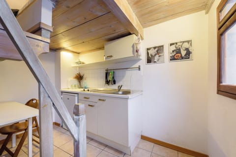 Basic Studio | Private kitchen | Mini-fridge, stovetop, cookware/dishes/utensils