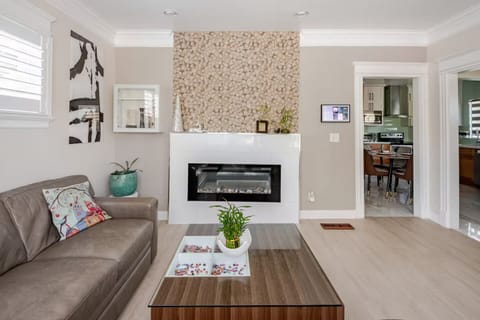 Living room: Stylish with a leaf-tiled fireplace wall and relax trend flooring