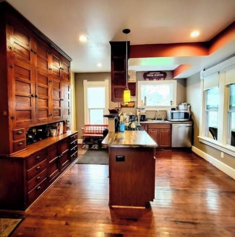 Amazing!! Fully Stocked Fully Functional Kitchen, dishes pots pan to cook a meal