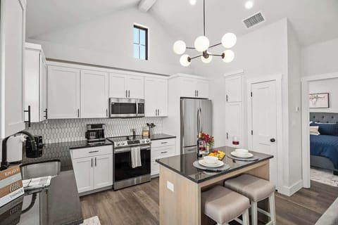 House, 1 King Bed, Hot Tub (940 S Eagle B2 #202) | Private kitchen | Coffee/tea maker, electric kettle