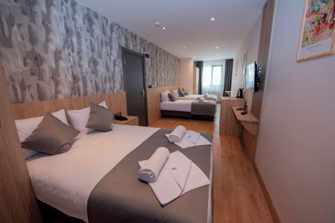 Family Room | Premium bedding, minibar, in-room safe, desk