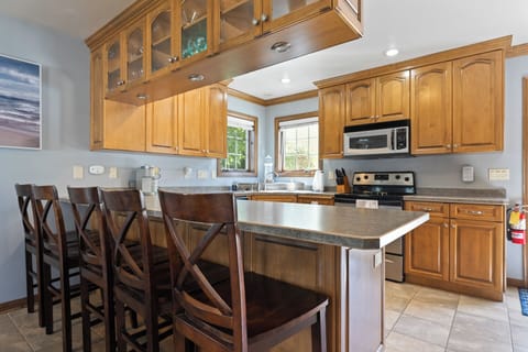 The kitchen island includes 5 stools