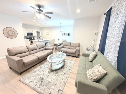Spacious Living Room Family & Friends