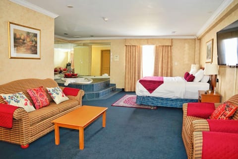 Executive Suite, 1 King Bed with Sofa bed, Non Smoking, Jetted Tub | Desk, laptop workspace, blackout drapes, iron/ironing board