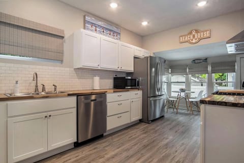 Palmer House kitchen with small eat at table and chairs in corner