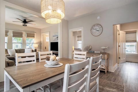 Palmer House dining are seating for 6