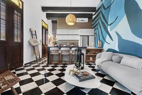 Colonial meets modern. Fully renovated boutique apartment.