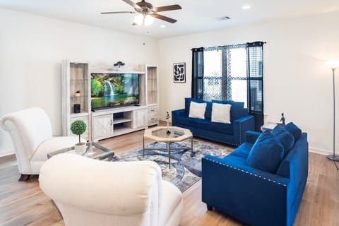 Spacious Living Room Family & Friends