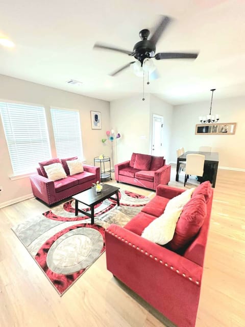 Spacious Living Room Family & Friends