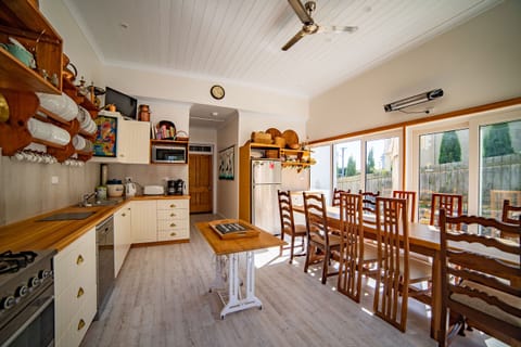 Full-size fridge, microwave, oven, stovetop