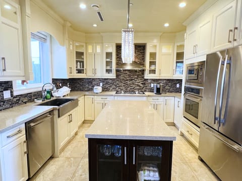 Full-size fridge, oven, stovetop, dishwasher