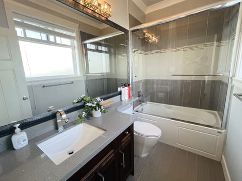 Combined shower/tub, hair dryer, slippers, towels