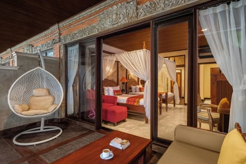 Royal Room | 1 bedroom, minibar, in-room safe, desk