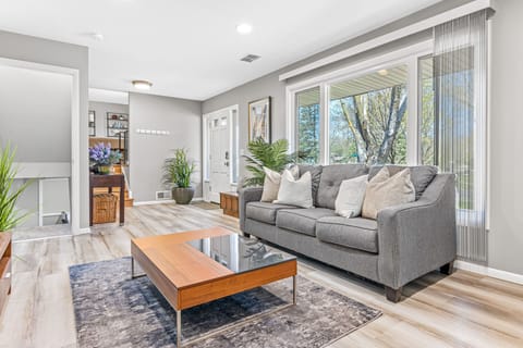 House, 4 Bedrooms, Patio | Living room | Books