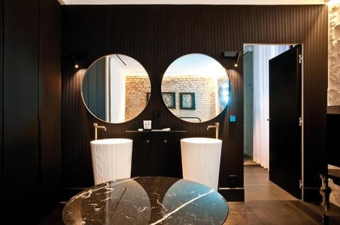 Suite | Bathroom | Shower, rainfall showerhead, hair dryer, bathrobes