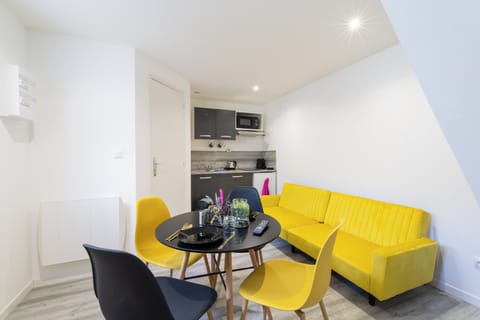 Duplex (Appartement 4A  Duplex Confort) | Living area | 32-inch Smart TV with digital channels