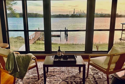 🐬Mesmerizing and spectacular coastal views will relax you as you watch dolphins!