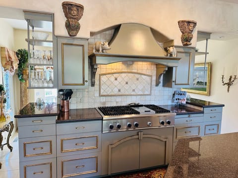 Chefs Kitchen/Fully Stocked!