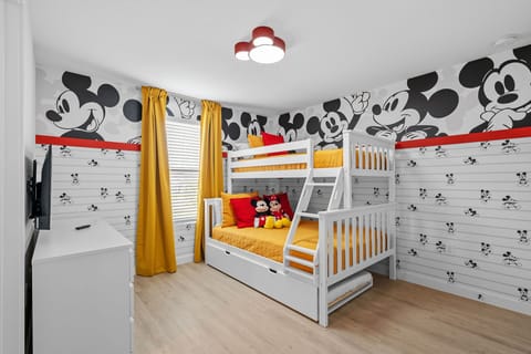 Disney-themed bedroom: Where imagination comes to life with a bunk bed!