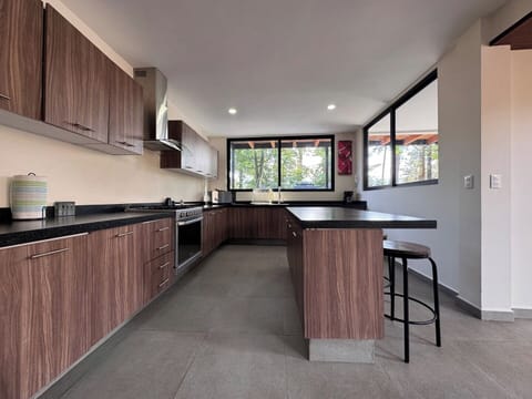 Prepara deliciosos platillos en la cocina equipada, además si tu reserva es en fin de semana se incluye servicio de cocina para que no tengas que preocuparte por nada!