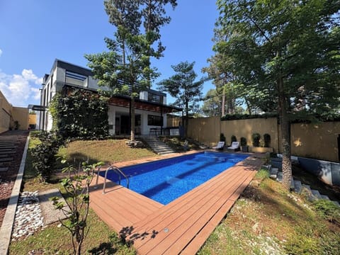 Haz de la alberca tu lugar favorito durante tu estancia. Con vistas espectaculares y un ambiente relajado, es el sitio perfecto para disfrutar de una tarde soleada o para nadar bajo el cielo  de Valle de Bravo.