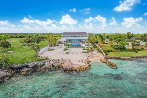 Caleton 24: Amazing ocean front villa w/ beach, pool, full staff & golf carts