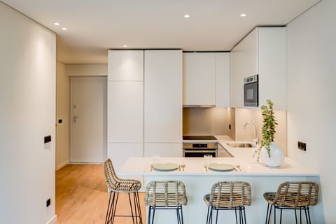 Full-size fridge, microwave, oven, stovetop