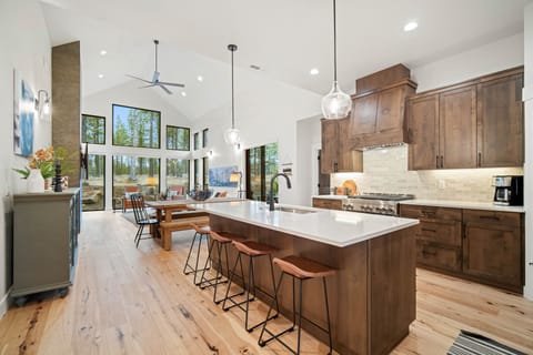 18136 Forestbrook-05