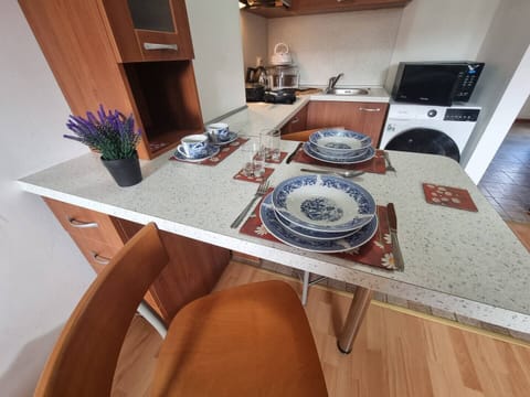 Apartment, 1 Bedroom, Balcony, Mountain View | Private kitchen