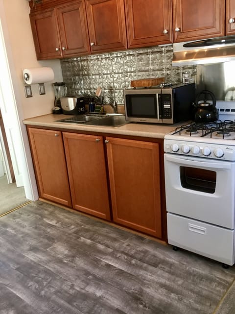 Suite (Eaton Square) | Private kitchen | Shared fridge, microwave, coffee/tea maker