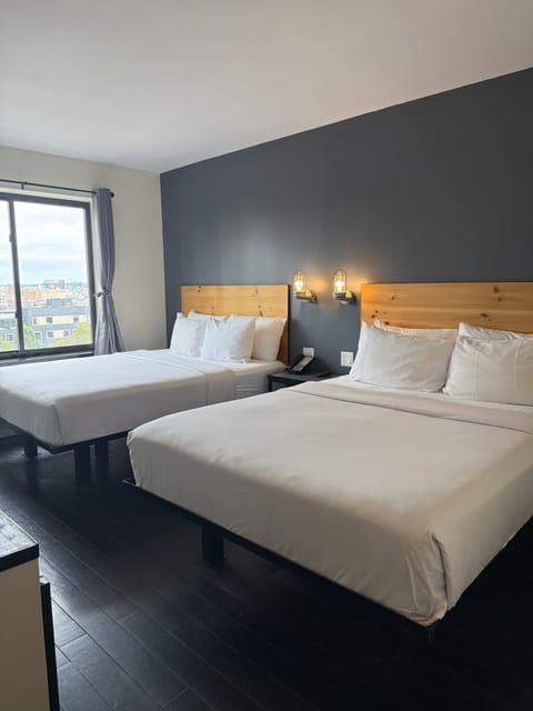Premium bedding, desk, iron/ironing board, WiFi (free)