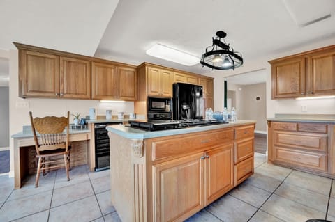 Large Fully Stocked Kitchen