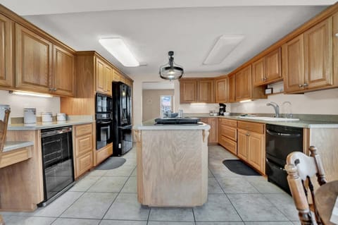 Large Fully Stocked Kitchen
