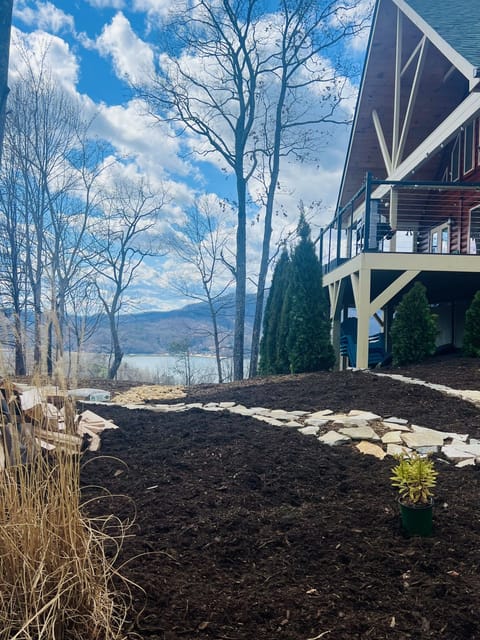 Lake view/Mountain View
Lake access/ Beach access 
Gym/spa + Golf courses ✅💁‍♀️