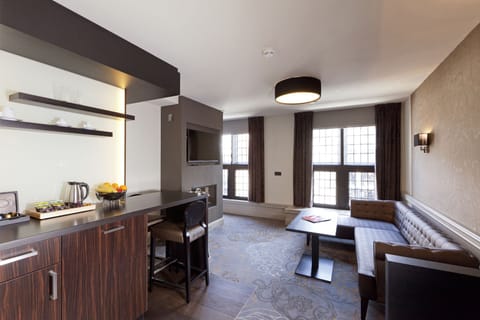 Superior Room (Mauritshuis) | Living area | Flat-screen TV, fireplace