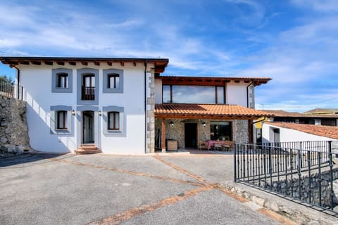 Property building,Patio,Facade/entrance,BBQ facilities,Balcony/Terrace