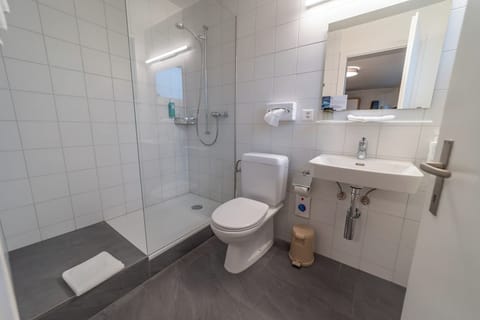 Superior Zimmer | Bathroom | Shower, hair dryer, towels, soap