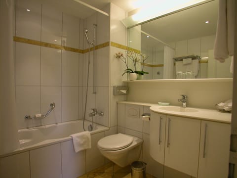 Superior Double Room | Bathroom | Hair dryer, bathrobes, slippers, towels
