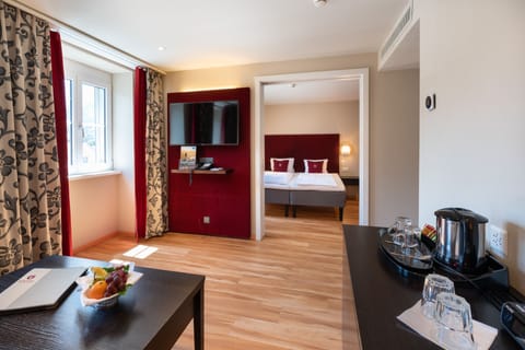 Junior Suite | Hypo-allergenic bedding, in-room safe, blackout drapes, soundproofing