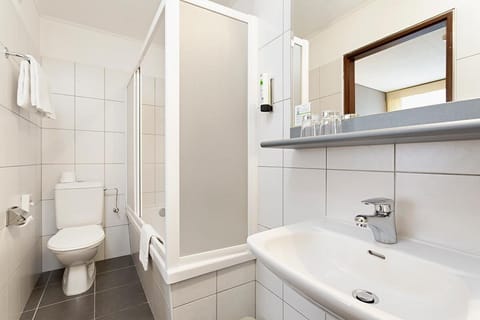 Economy Double Room | Bathroom | Shower, hair dryer, towels