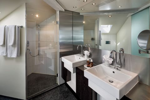 Tower Suite with City View | Bathroom | Eco-friendly toiletries, hair dryer, towels