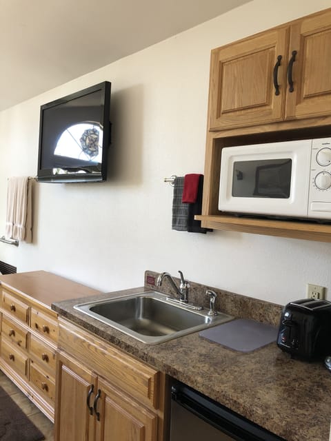 Room #11 - Queen Room with Spa Bath (2nd Floor) | Private kitchenette | Mini-fridge, microwave, freezer