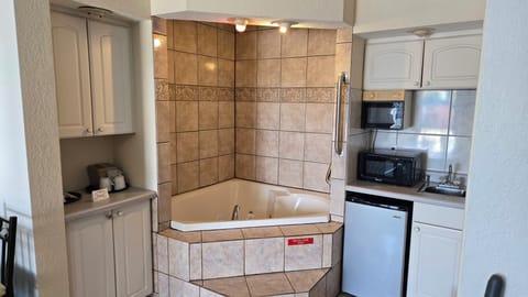 Deluxe Single Room | Bathroom | Combined shower/tub, free toiletries, hair dryer, towels