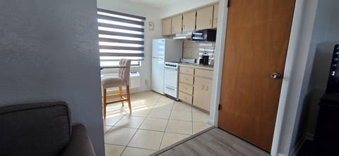 Deluxe Studio Suite, 1 King Bed, Non Smoking | Private kitchen | Fridge, microwave, coffee/tea maker